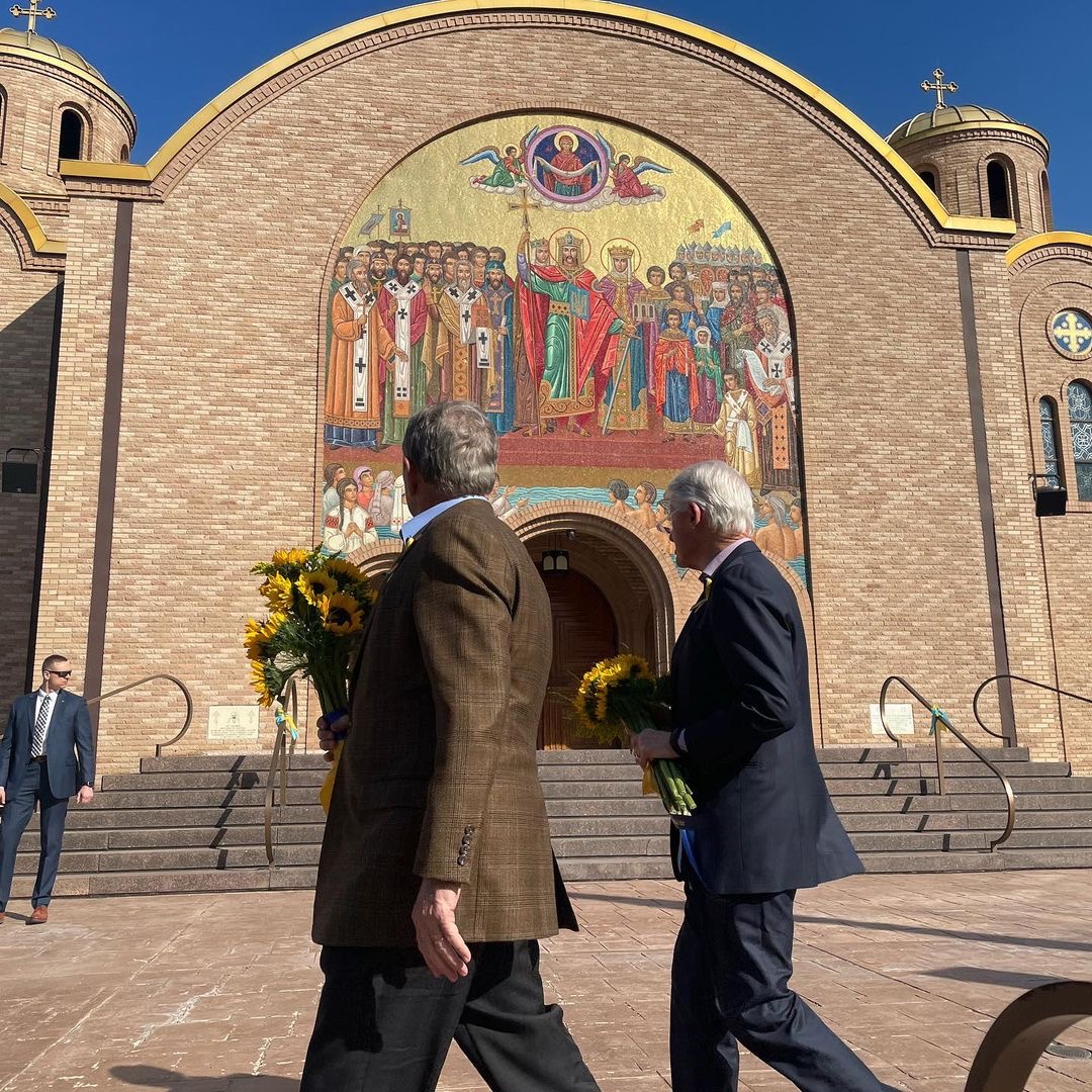 President Bush And President Clinton Visit Ukrainian Church | George W ...